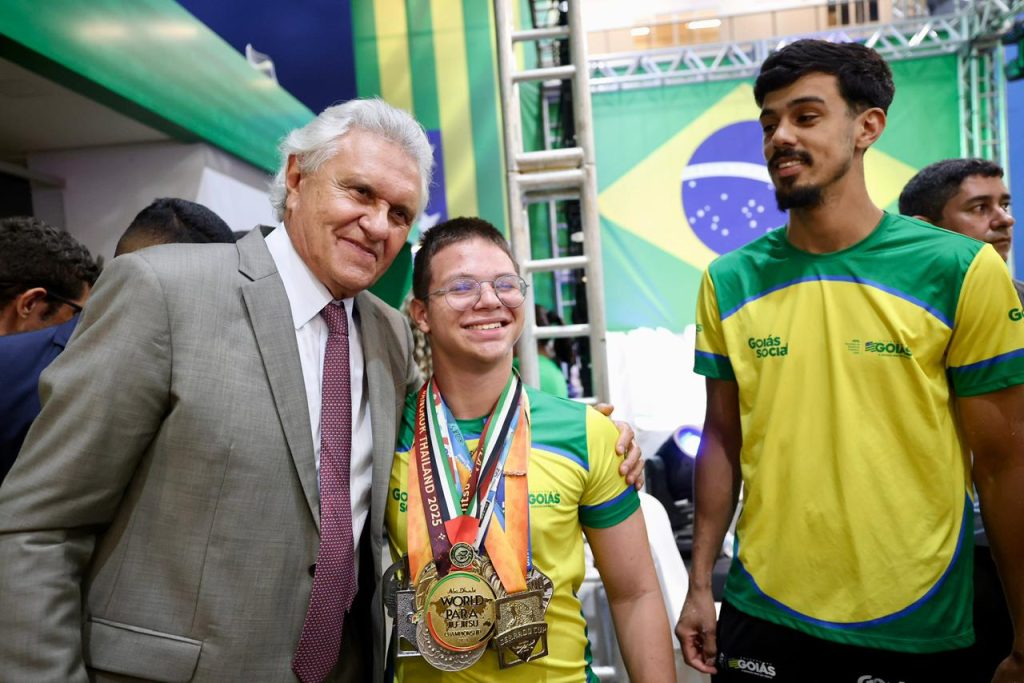 Governo entrega cartões do Pró-Goiás Atleta com ampliação do programa e reajuste de valores