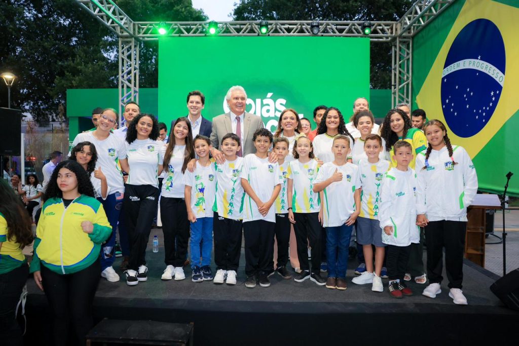Governo entrega de cartões do Pró-Goiás Atleta com ampliação do programa e reajuste de valores - Governador e jovens atletas