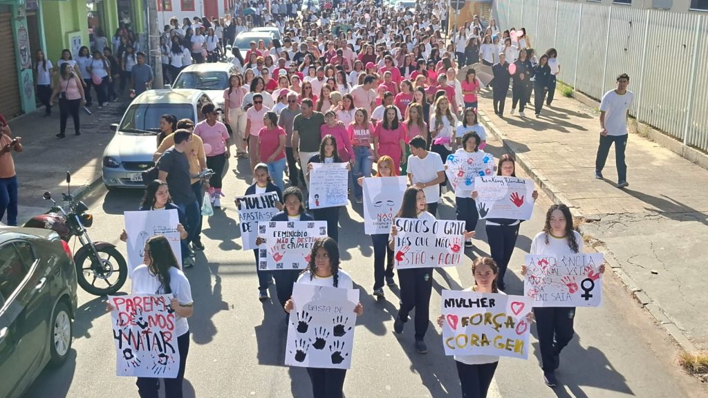 Seduc participa de caminhada contra feminicídio e entrega espaço em homenagem a educadora, em Aparecida de Goiânia