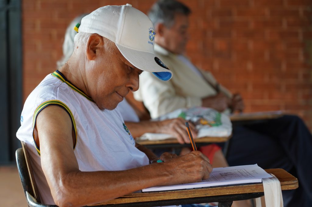 Governo de Goiás reduz analfabetismo adulto e supera marca de 10 mil beneficiados pelo programa Alfabetização e Família - Pessoa idosa atendida pelo programa