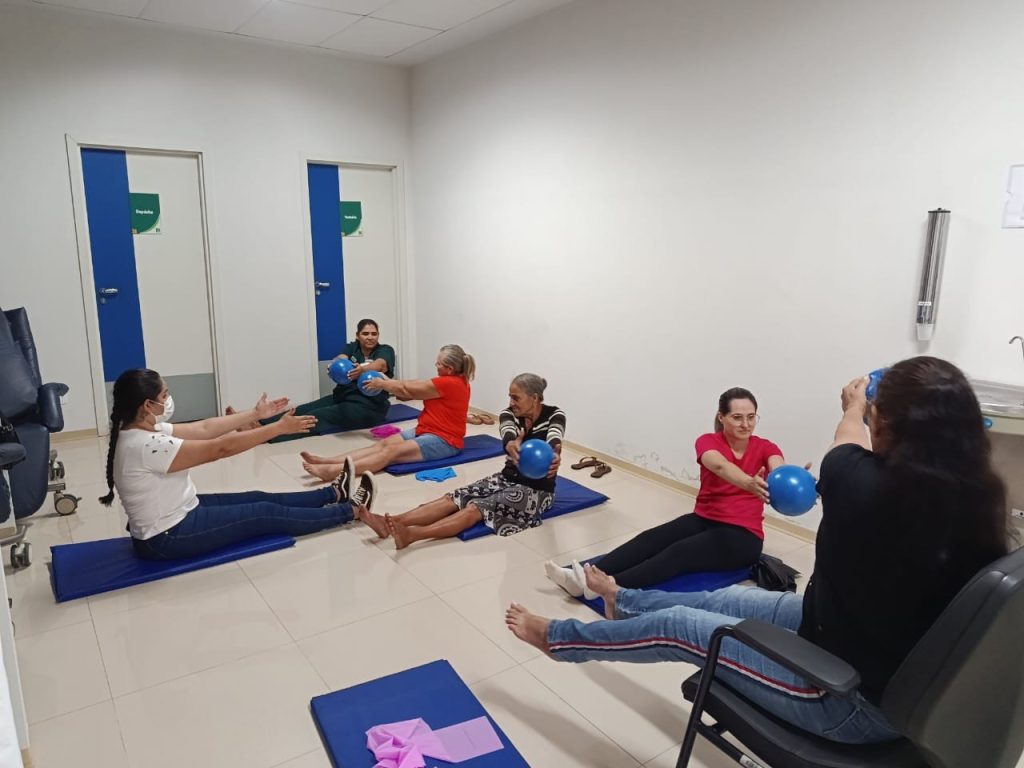 Policlínica de Quirinópolis cria grupo terapêutico para a saúde da coluna - Pacientes durante sessão de exercícios e alongamento