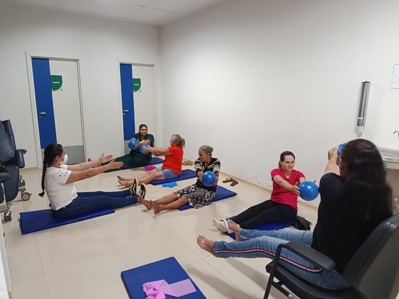 Policlínica de Quirinópolis cria grupo terapêutico para a saúde da coluna - Pacientes durante sessão de exercícios e alongamento