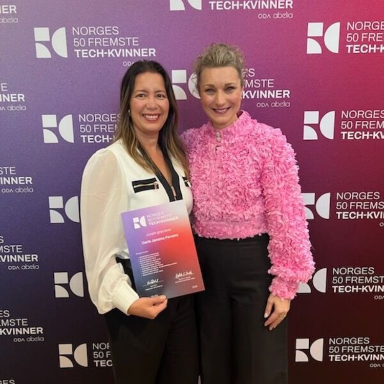 Ex-aluna da UEG integra lista das 50 mulheres da tecnologia na Noruega - Carla Ferreira recebendo prêmio