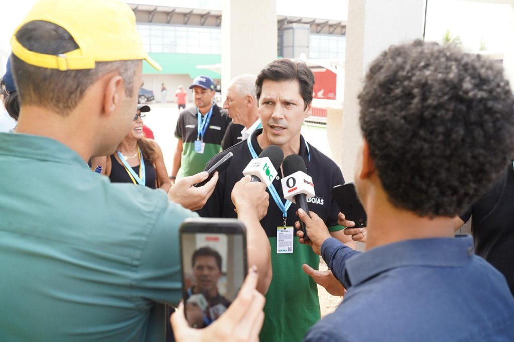 MotoGP em Goiânia impacta economia e projeta Goiás internacionalmente - Daniel Vilela durante entrevista no autódromo