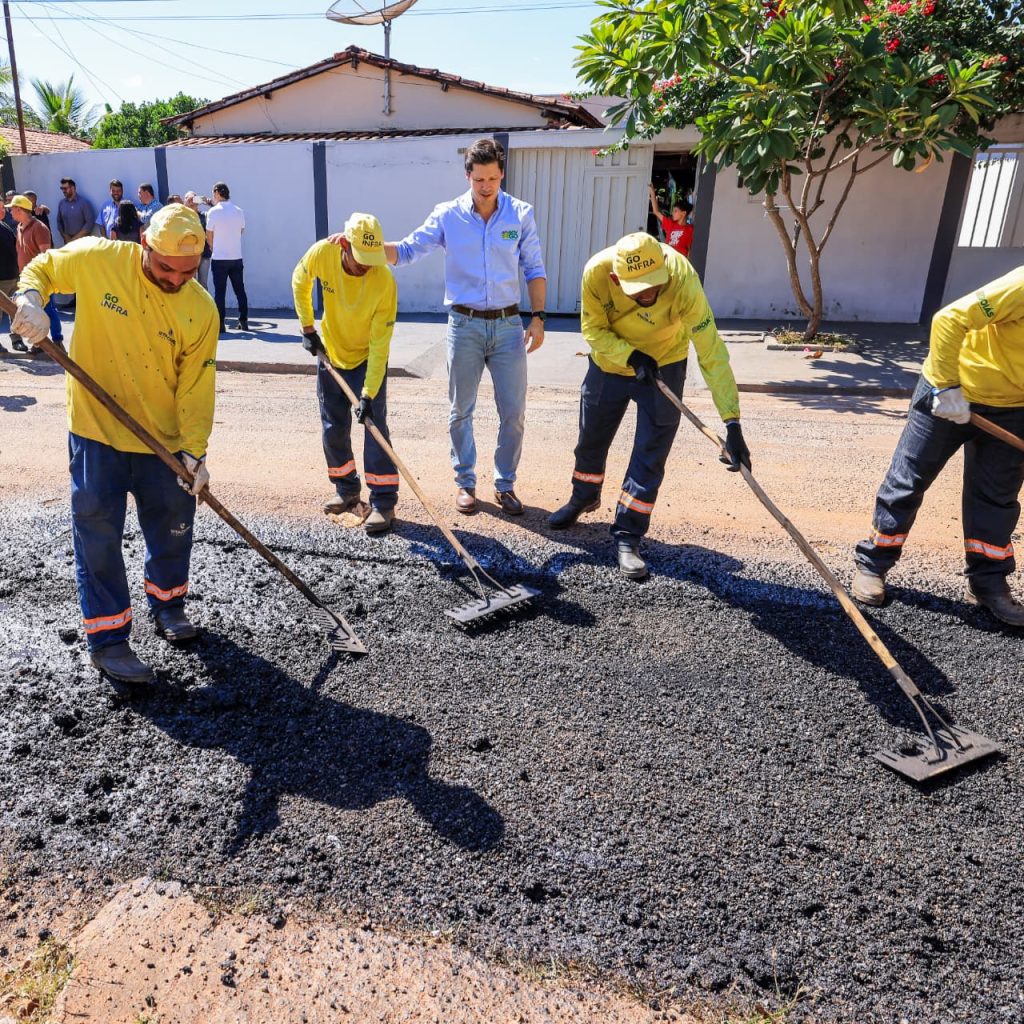 Daniel Vilela em obra de asfalto do Goiás em Movimento