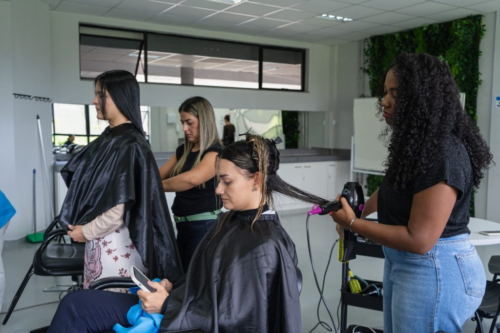 Aula de cabeleireiro no Dia D da qualificação e emprego