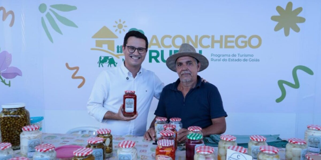 Emater Goiás destaca inovação e turismo rural na Tecnoshow 2026 - Presidente da Emater-GO, Rafael Gouveia ao lado de produtor rural