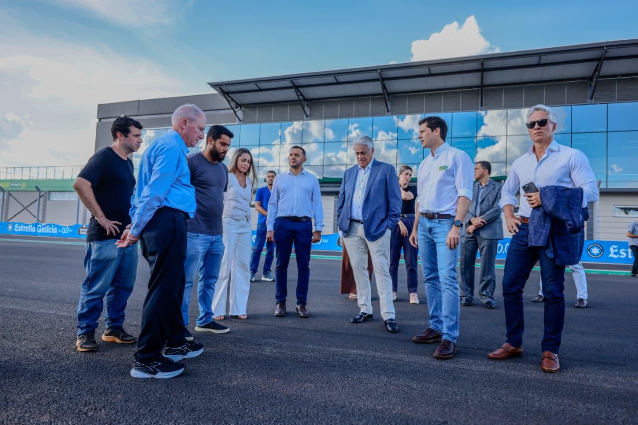 Legenda: Governador Daniel Vilela acompanha diretores da Fórmula Indy em vistoria no Autódromo Internacional Ayrton Senna (Fotos: Lucas Diener)