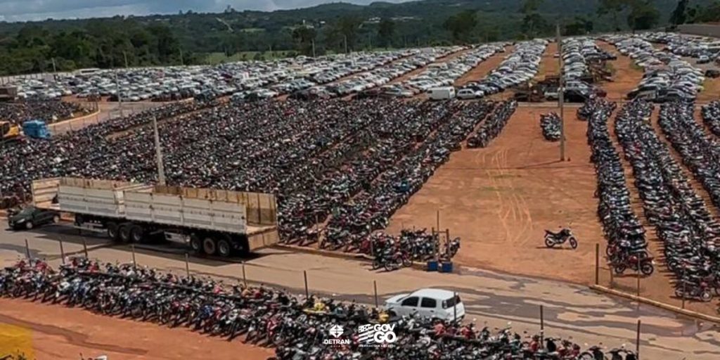 pátio com veículos para leilão do Detran