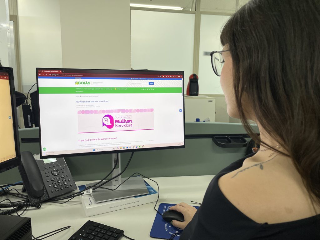 Mulher acessando o site da Ouvidoria da Mulher Servidora