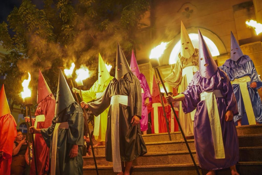 Procissão do Fogaréu reúne milhares de fiéis na cidade de Goiás