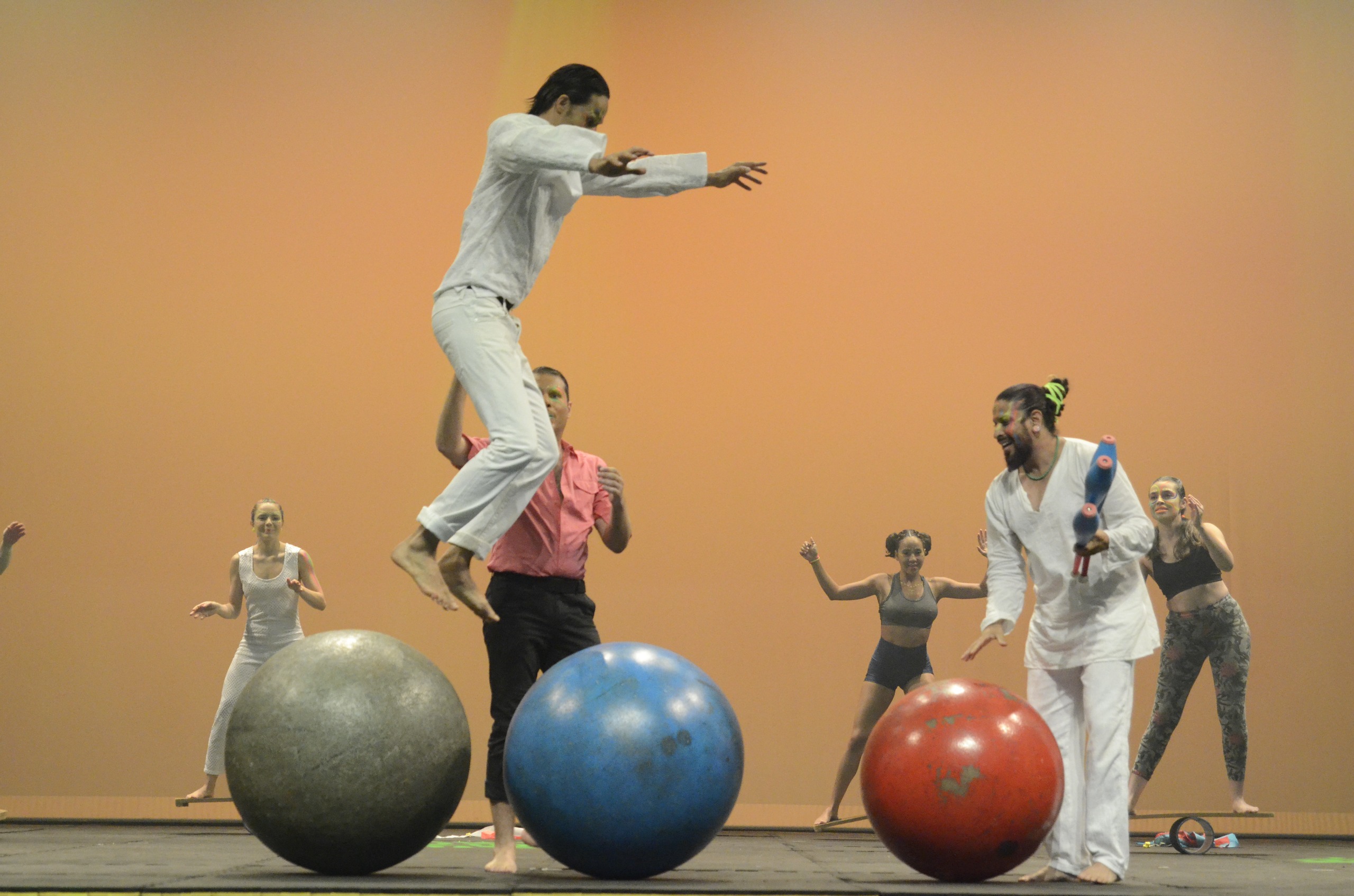Alunos do Basileu França apresentam dois espetáculos de circo