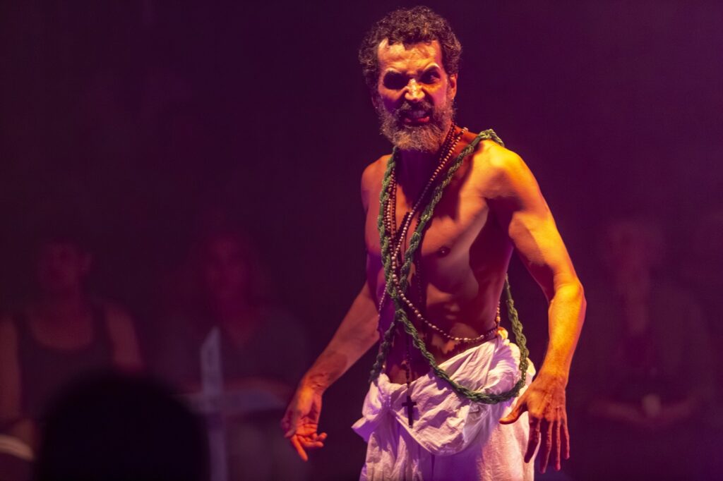 Espetáculo gratuito “Republikkk ou Encruzilhada Não É Beco” circula por Goiás