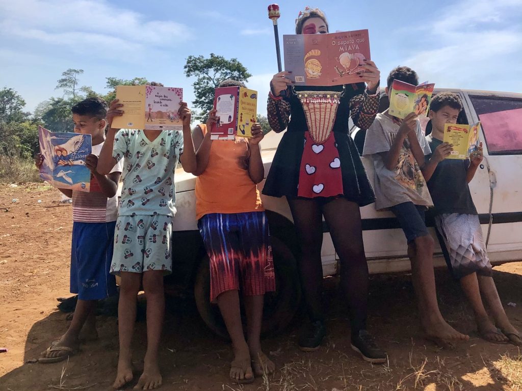 Crianças da comunidade Terra do Sol visitam 36ª Bienal de SP, no MAG Goiás