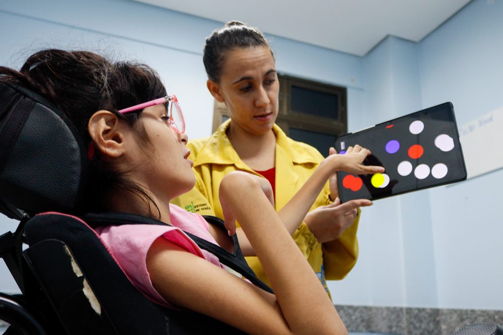 Abril Marrom: Crer destaca importância da reabilitação para pacientes com deficiência visual