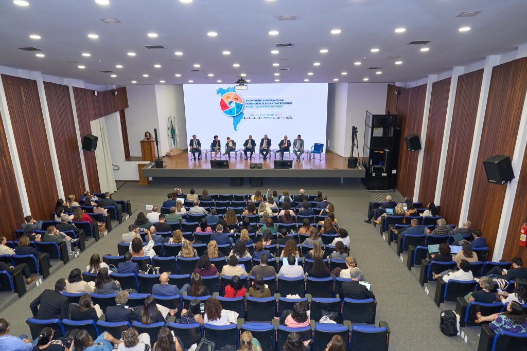 Lacen-GO participa da 1ª Conferência Internacional sobre Resistência aos Antimicrobianos