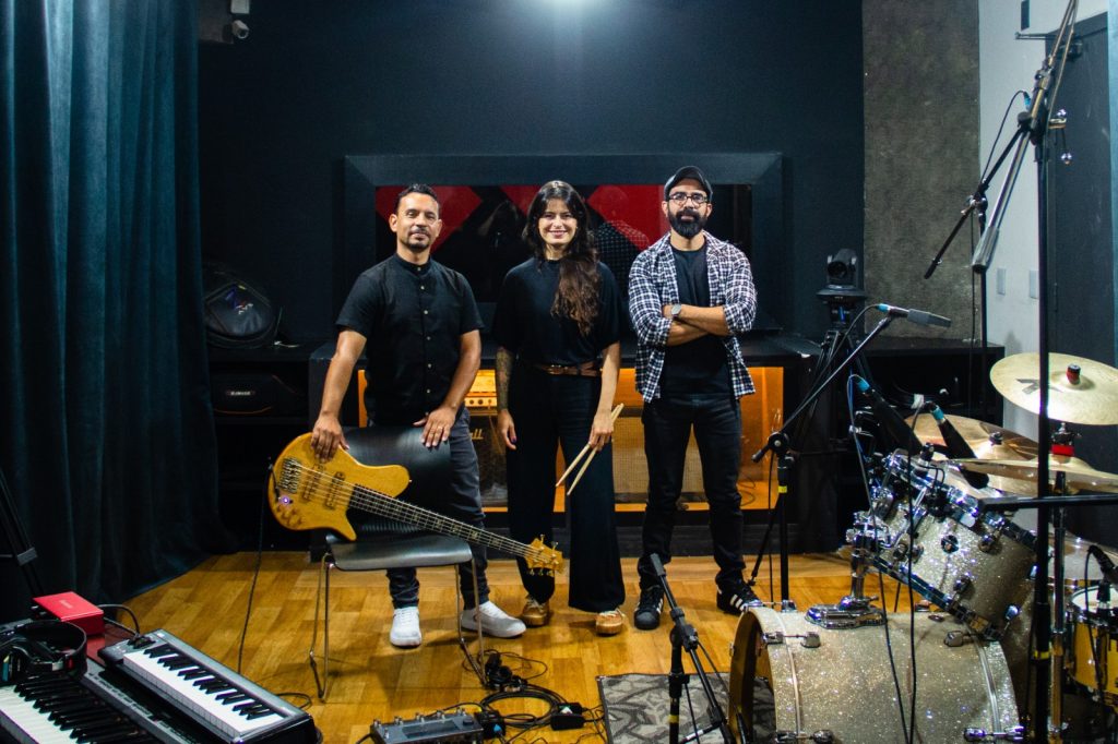 Banda Pop Fun Jazz Trio tocando, com  Ingrid Bahia (bateria), Werley Silva (piano) e Leandro Rogério (contrabaixo)