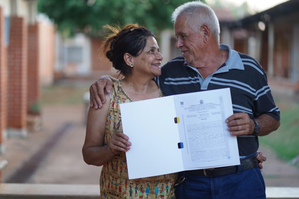 Moradores de Mimoso de Goiás são contemplados com escrituras de Casas a Custo Zero