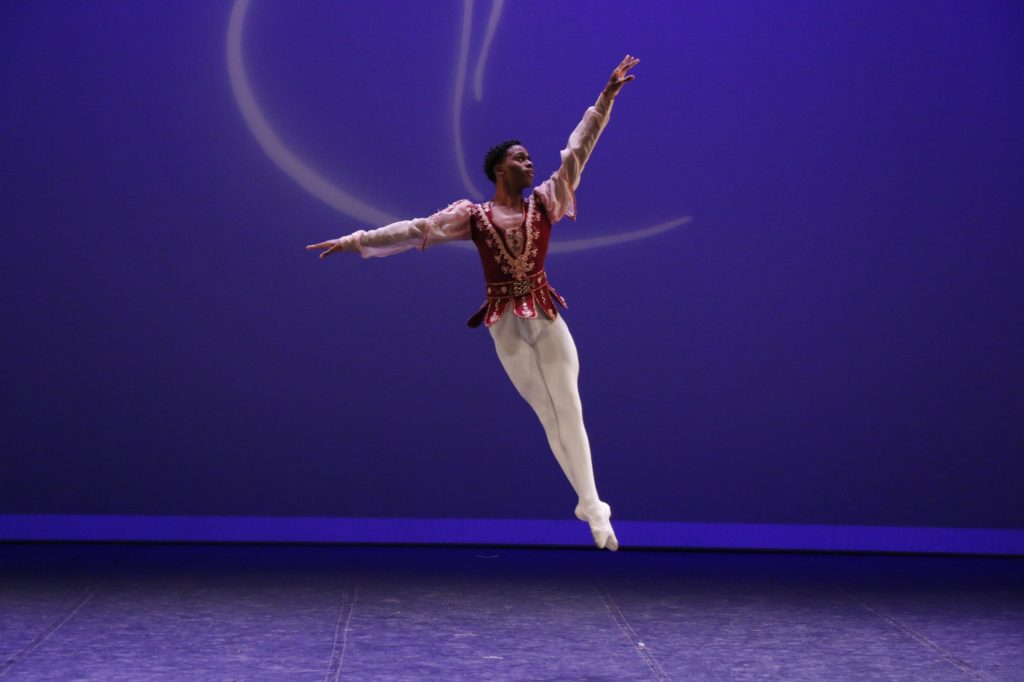 Bailarino do Basileu França em competição nos EUA