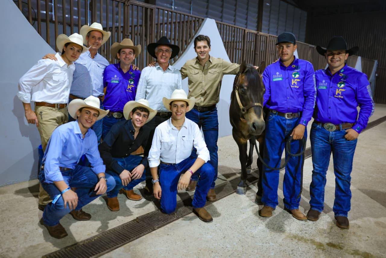 Daniel Vilela, acompanhado da primeira-dama, Iara Vilela, participam do Leilão JBL Ranch, em Nazário: evento arrecadou recursos para o Cora e OVG 