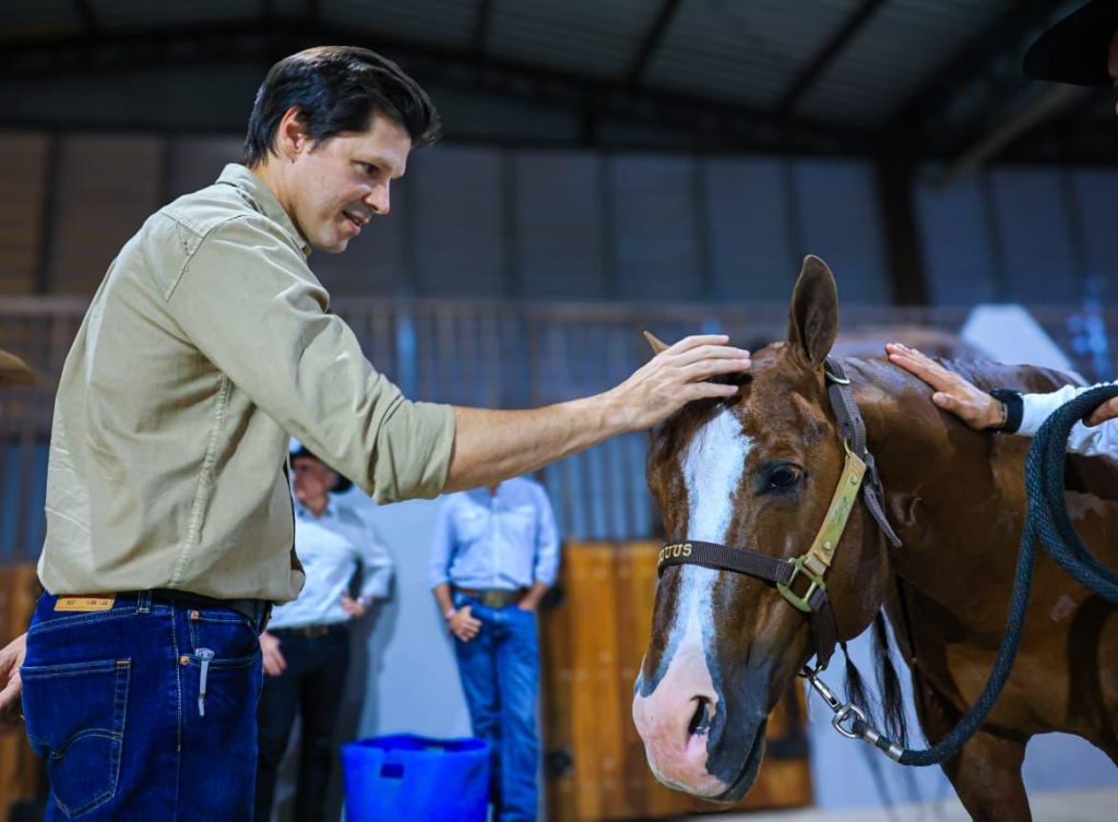 Daniel Vilela, acompanhado da primeira-dama, Iara Vilela, participam do Leilão JBL Ranch, em Nazário evento arrecadou recursos para o Cora e OVG (Fotos Wesley Costa)