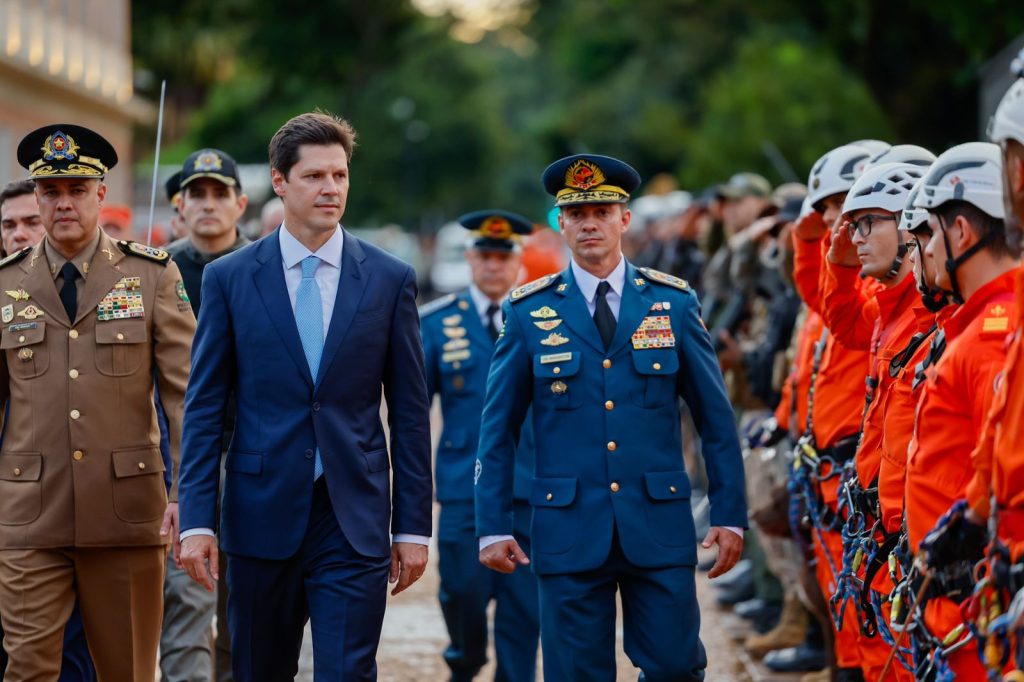 Queda de homicídios em Goiás é cinco vezes maior que a média nacional - Daniel Vilela caminhando ao lado de comandante das forças de segurança