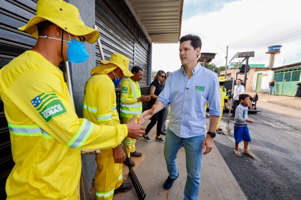 Daniel Vilela vistoria obras do Goiás em Movimento em Águas Lindas