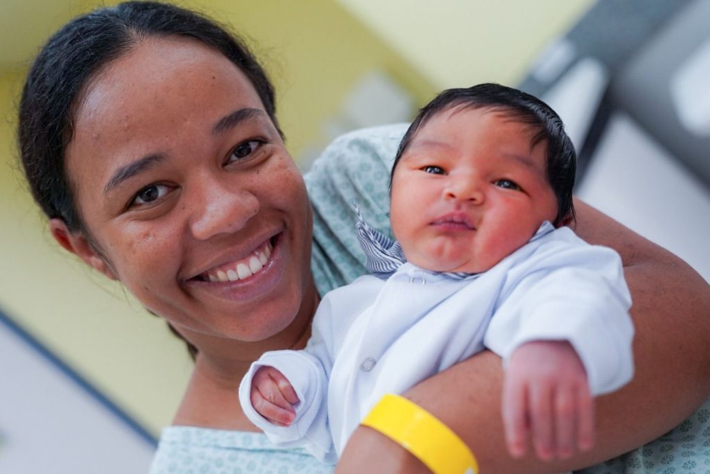 Mãe com bebê em maternidade do Heal