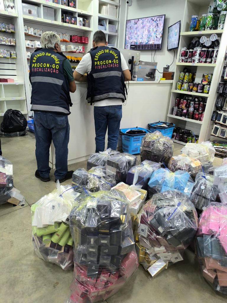 Estabelecimento foi autuado por expor e comercializar produtos impróprios ao consumo. Cerca de 1.500 perfumes podem ser falsificados