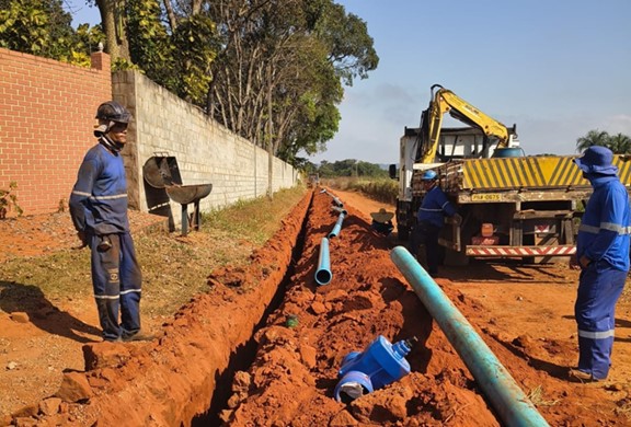 Saneago implanta redes de água no Setor Santa Luzia, em Trindade - equipe da Saneago trabalhando na implantação da rede, valas, tubulações e máquinas