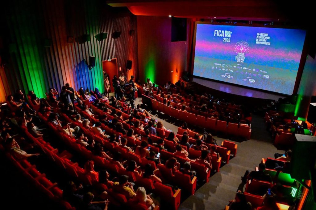 Público assistindo exibição de filme em edições anteriores do Fica