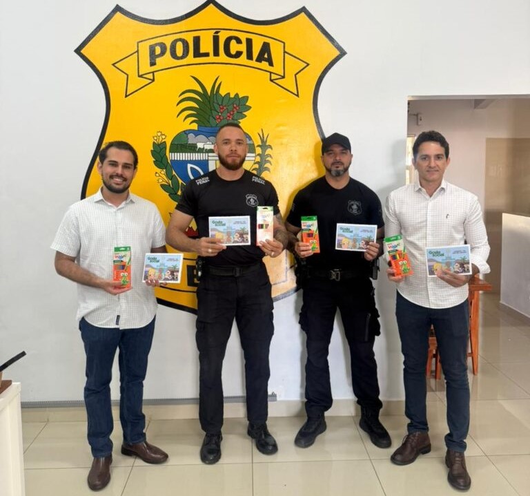 Secult entrega 700 kits de livros de colorir para espaços infantis em unidades prisionais - Policiais e representantes da Secult segurnado livros infantis