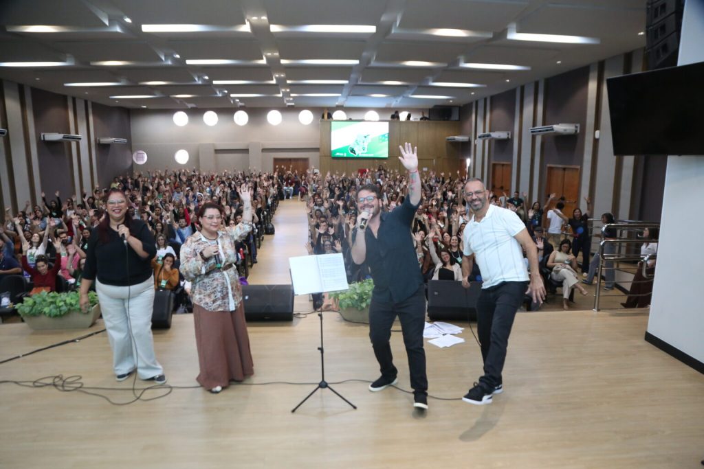380 professores recém-empossados da rede estadual participam do Encontro ‘Aprender para Promover Aprendizagens’ - professores e palestrantes em auditório da SEduc-GO durante encontro