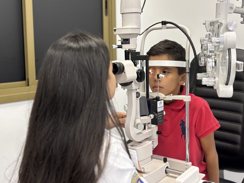 Hecad reforça importância do diagnóstico precoce do glaucoma infantil no Dia Nacional de Combate à doença - Criança durante exame oftalmológico