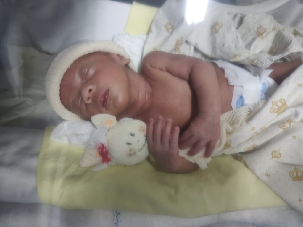 Maternidade Nossa Senhora de Lourdes confecciona naninhas para bebês da Ucin - - Bebê com touquinha e naninha