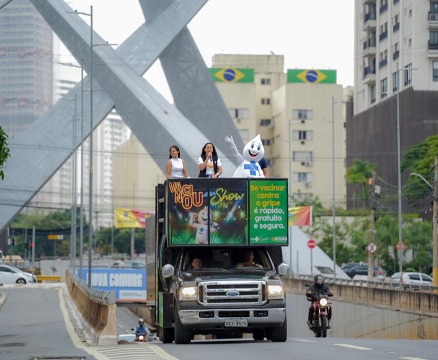 Vacina contra Influenza será liberada para toda população do estado a partir de 1º de junho - Zé Gotinha e representantes da Saúde de Goiás em carro de som na cidade