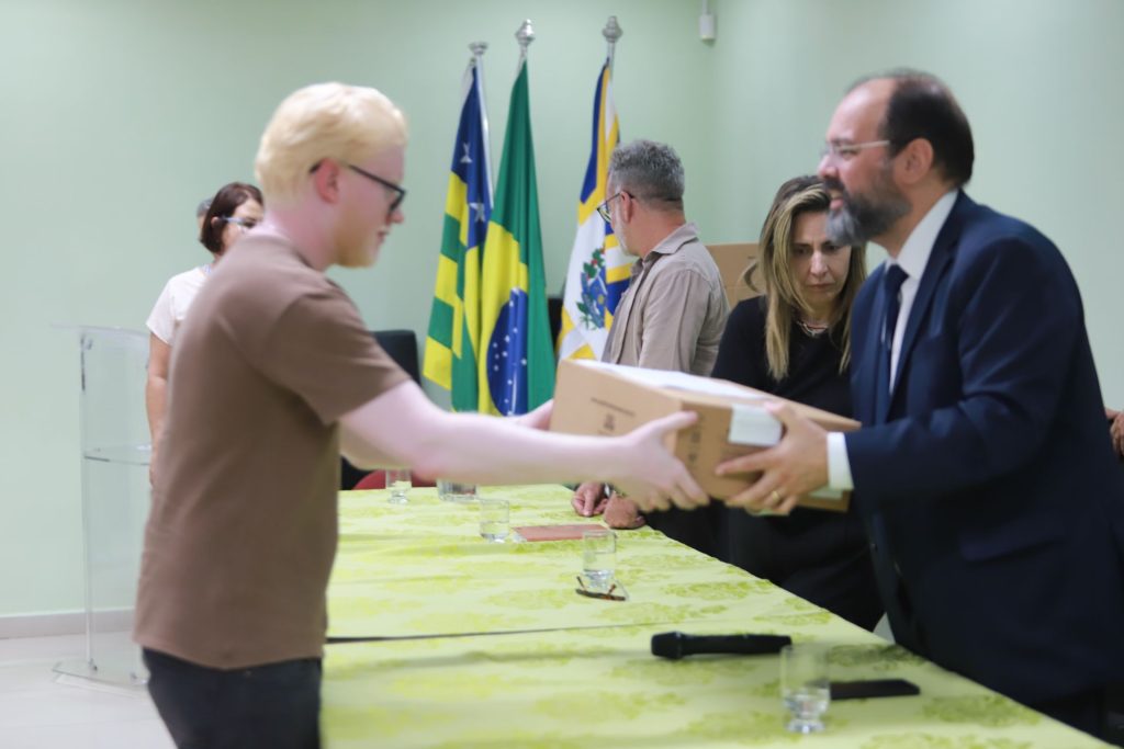 UEG entrega notebooks a estudantes com deficiência