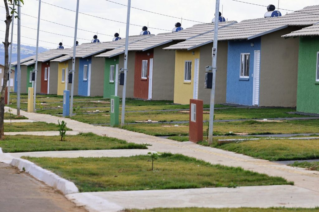 Governo garante casa própria a 80 famílias na região Norte de Goiás - casas enfileiradas com telhado cinza e paredes frontais em cores variadas
