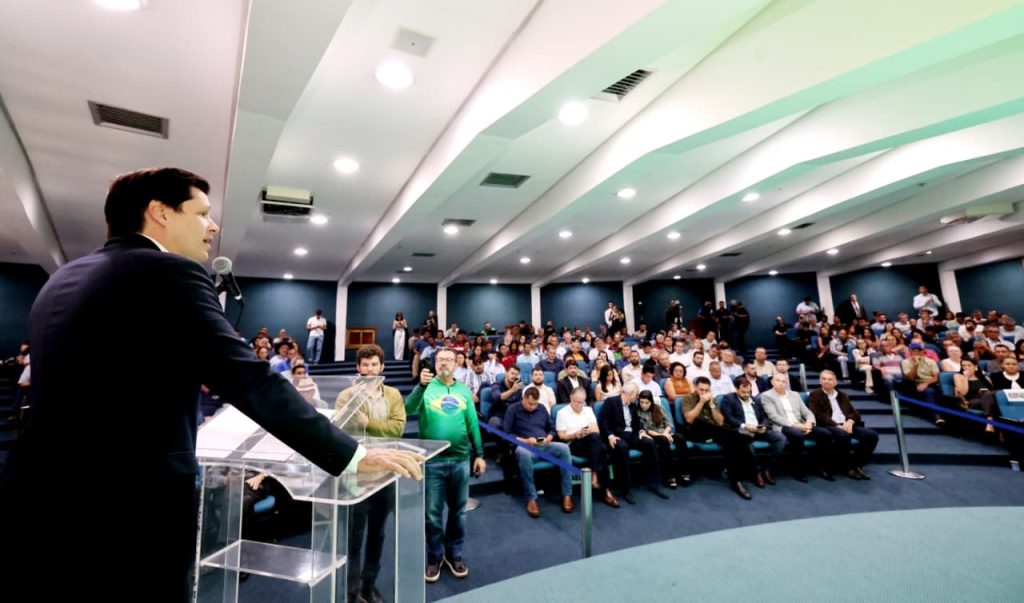 Governo de Goiás lança GTA Digital para transporte de animais - governador Daniel Vilela discursando durante lançamento no auditório Mauro Borges do Palácio Pedro Ludovico