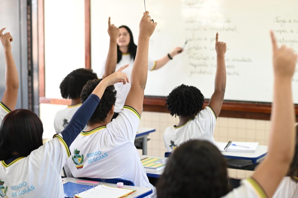 Alunos de escola estadual em sala de aula
