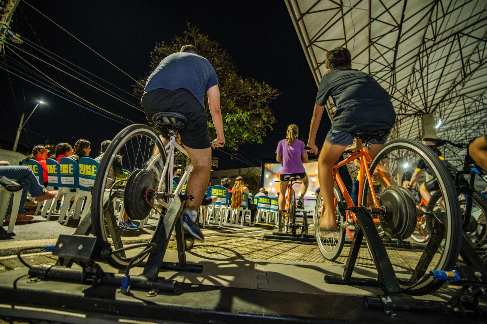 Cinema sustentável no Fica 2026 transforma pedaladas em energia limpa para exibição gratuita de filmes na cidade de Goiás.