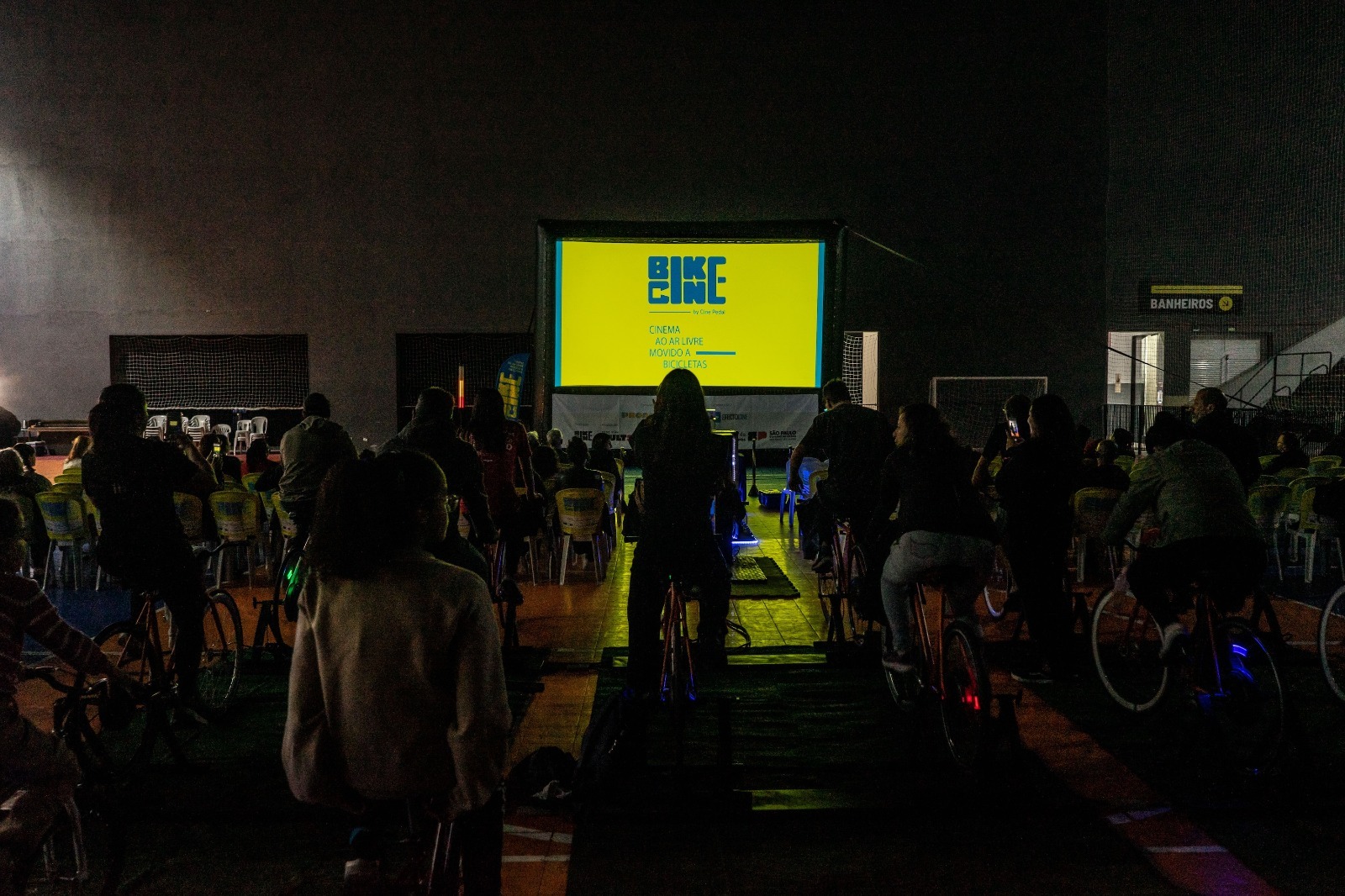 Cinema sustentável no Fica 2026 transforma pedaladas em energia limpa para exibição gratuita de filmes na cidade de Goiás.