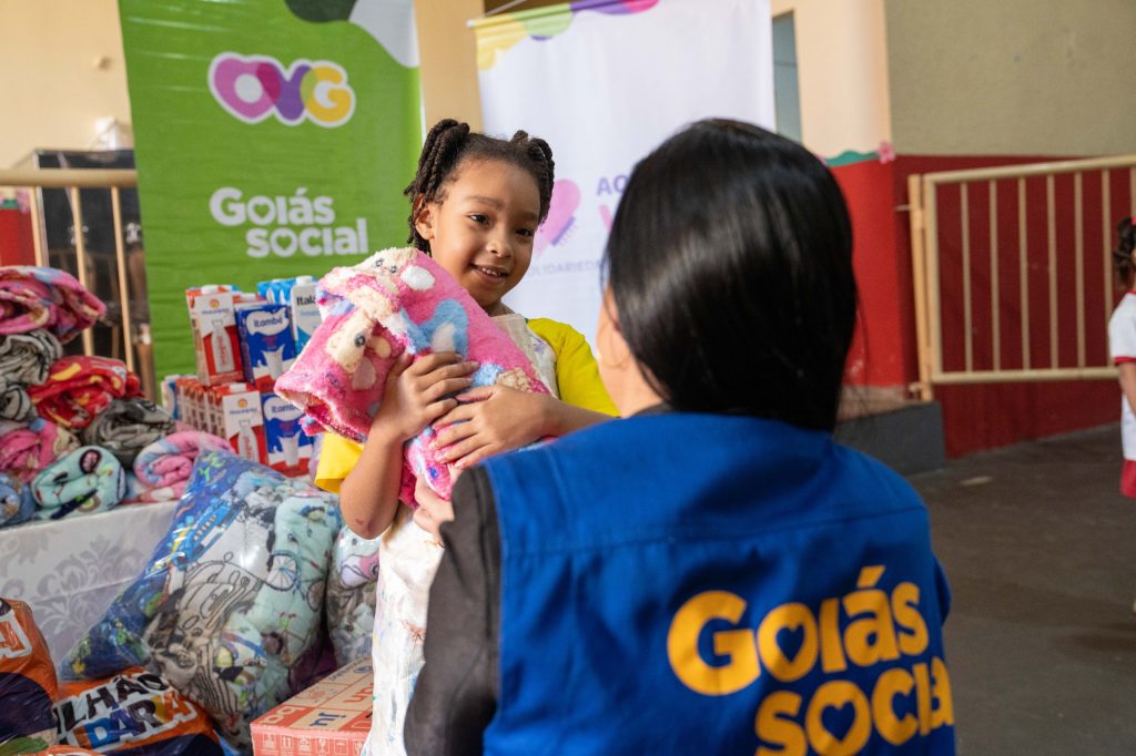 Criança recebe doação da Campanha Aquecendo Vidas