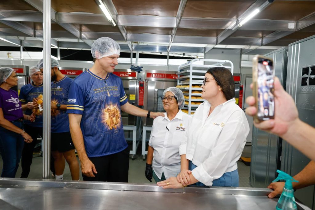 Daniel Vilela vistoria estrutura do Governo de Goiás para acolher romeiros durante caminhada a Trindade - Daniel Vilela conversando com voluntário no CAR