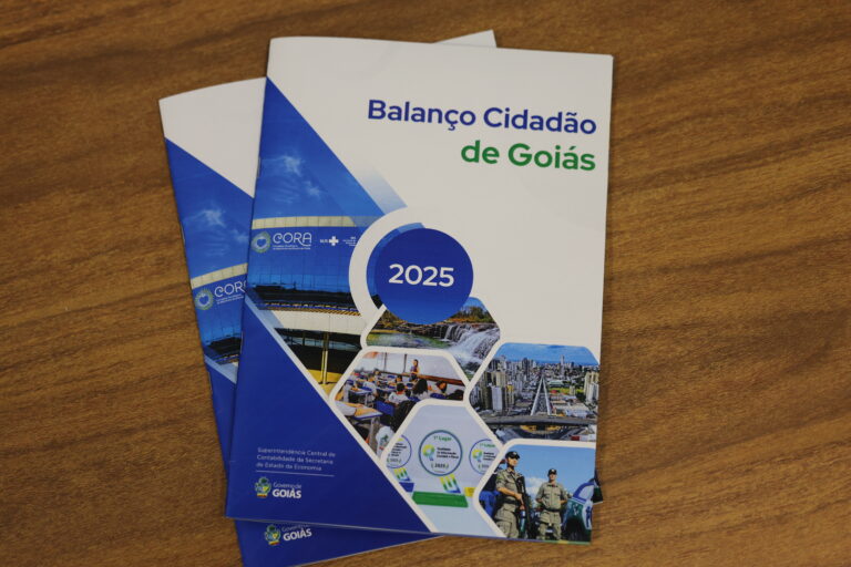 Nova edição do Balanço Cidadão aproxima população goiana do orçamento estadual - publicação imprensa do Balanço Cidadão de Goiás sobre mesa de madeira