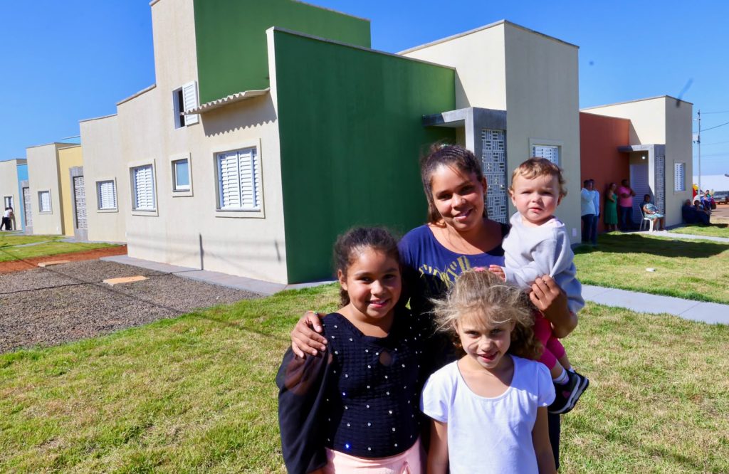 Entrega casas a custo zero em Serranópolis