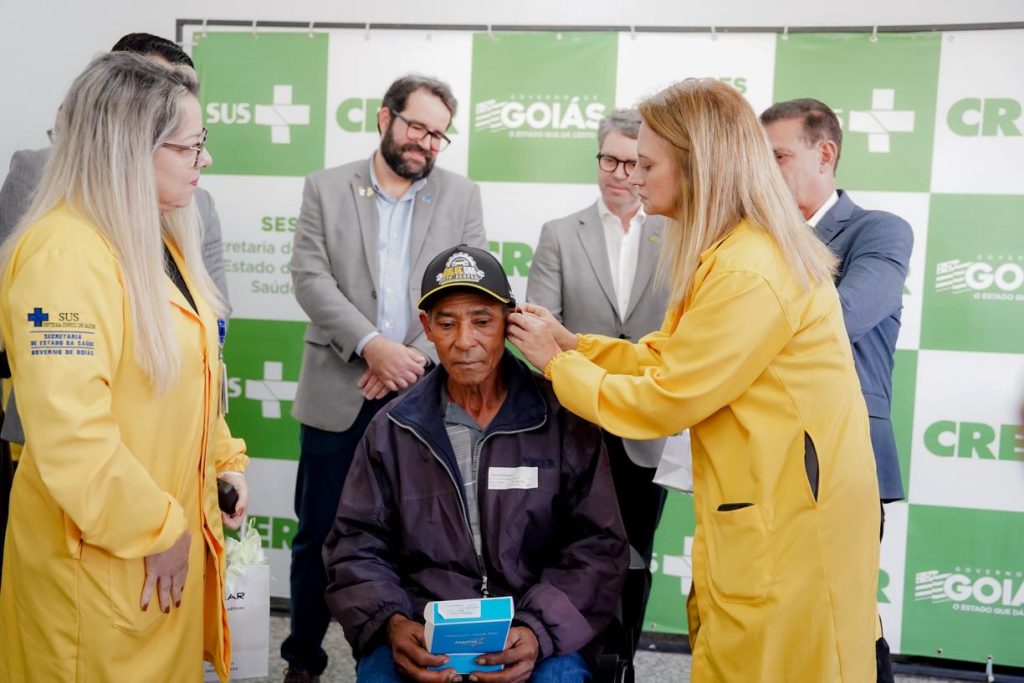 Entrega de aparelho auditivo no Crer