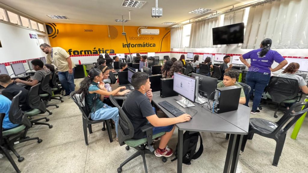 Alunos de cursos de tecnologia das Escolas do Futuro