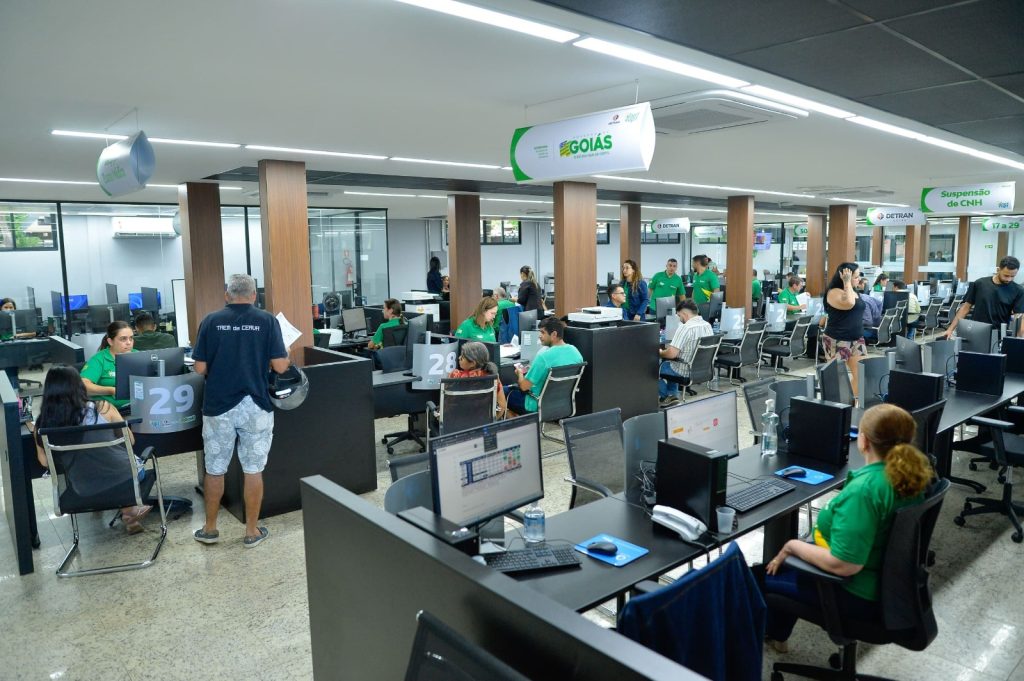 Jogo do Brasil altera expediente na segunda-feira