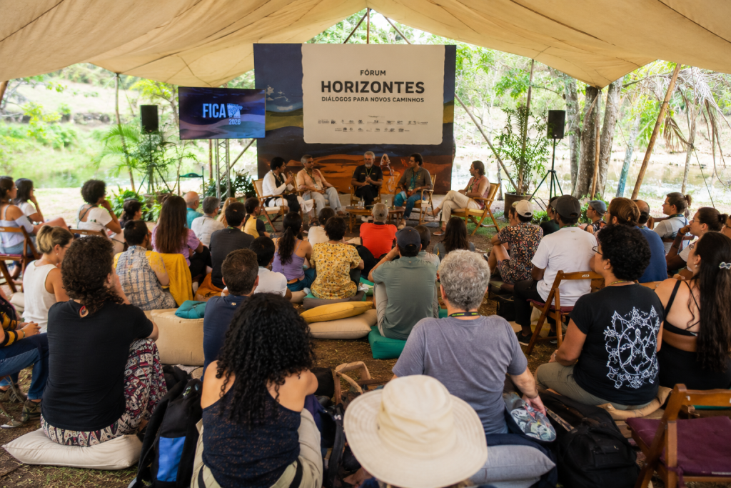 Fica 2026 cria Fórum Horizontes e integra debates de cinema, meio ambiente e povos tradicionais - Público sentado em tenda acompanho debates do Fórum Horizontes